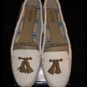 ISO Sperry’s boat shoes in a SIZE 10 or a 9.5